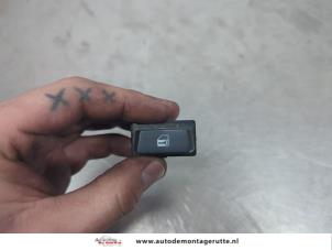 O202647 Gebruikte schakelaar centr. deurvergrendeling Opel Antara