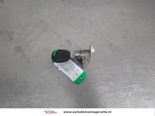 O202771 Gebruikte deurslot cilinder links Chevrolet Aveo