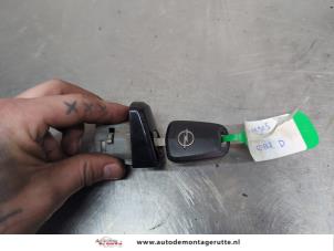 O202886 Gebruikte deurslot cilinder links Opel Corsa