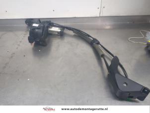O202903 Gebruikte schuifdeur motor links Peugeot 1007