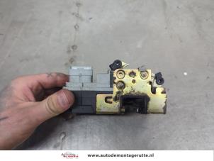 O202907 Gebruikte deurslot mechaniek 2deurs links Peugeot 206