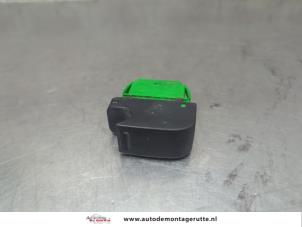 O203049 Gebruikte schakelaar elektrisch raam Toyota Aygo