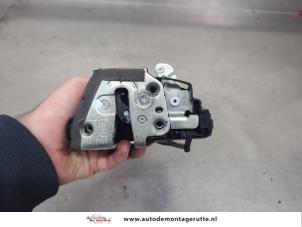 O203113 Gebruikte slotmechaniek portier 4deurs rechts-achter Toyota Auris