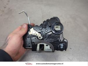 O203114 Gebruikte deurslot mechaniek 4deurs rechts-voor Toyota Auris