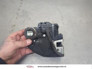 O203137 Gebruikte slotmechaniek portier 4deurs links-achter Toyota Auris