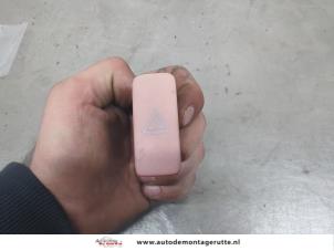 O203138 Gebruikte paniekverlichtings schakelaar Toyota Auris
