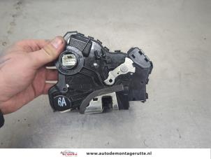 O203140 Gebruikte slotmechaniek portier 4deurs links-voor Toyota Auris