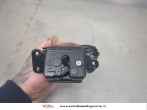 O203144 Gebruikte slotmechaniek achterklep Toyota Auris