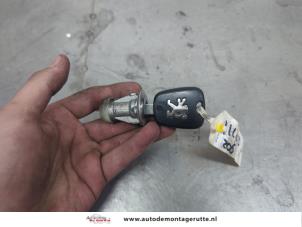 O203391 Gebruikte portierslot cilinder links Peugeot 206 PLUS