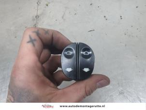 O203464 Gebruikte elektrisch raam schakelaar Ford Fiesta