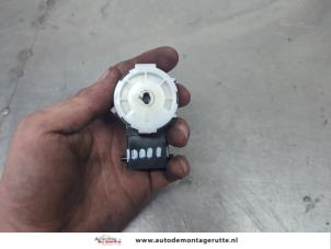 O203481 Gebruikte elektrisch deel contactslot Mazda 3
