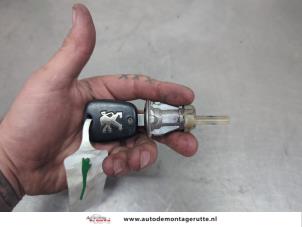 O203537 Gebruikte portierslot cilinder links Peugeot 206 PLUS