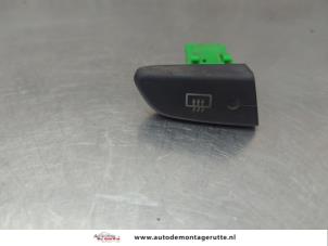 O203608 Gebruikte verwarmingsschakelaar achterruit Peugeot 107