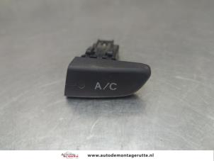 O203611 Gebruikte schakelaar airco Peugeot 107