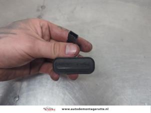 O203627 Gebruikte schakelaar achterklep Opel Astra