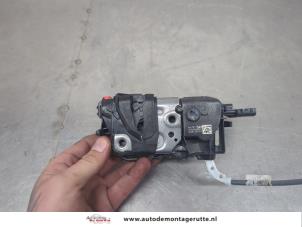 O203753 Gebruikte slotmechaniek portier 4deurs links-achter Peugeot 308