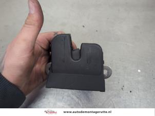 O203927 Gebruikte achterklep slotvanger Seat Ibiza
