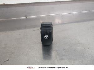 O204160 Gebruikte schakelaar elektrisch raam Hyundai Tucson