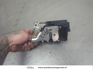 O204261 Gebruikte slotmechaniek portier 2deurs links Chevrolet Aveo