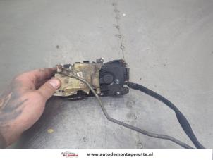 O204272 Gebruikte deurslot mechaniek 4deurs links-voor Mazda 323