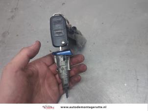 O204268 Gebruikte deurslot cilinder links Skoda Fabia