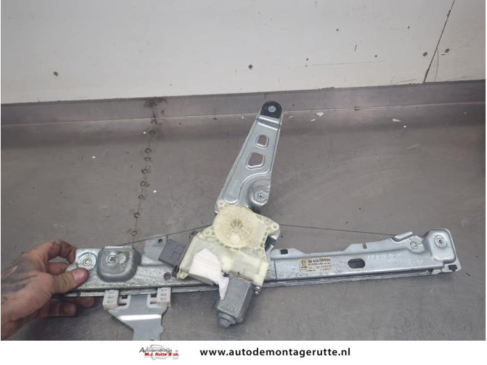 Gebruikte Ruitmechaniek 4Deurs links-voor Peugeot 3008 O204280