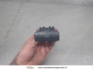 O204277 Gebruikte handrem schakelaar Peugeot 3008