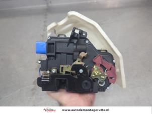 O204339 Gebruikte slotmechaniek portier 4deurs rechts-achter Volkswagen Golf