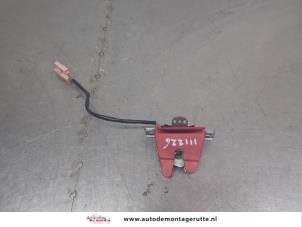 O204369 Gebruikte slotmechaniek achterklep Volkswagen Fox
