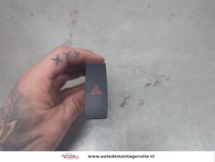O204380 Gebruikte alarmlicht schakelaar Mazda 6