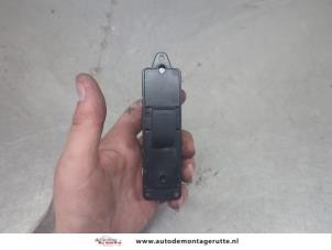 O204381 Gebruikte schakelaar elektrisch raam Mazda 6