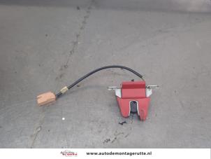 O204398 Gebruikte achterklep slotmechaniek Volkswagen Fox
