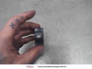 O204495 Gebruikte schakelaar elektrisch raam Peugeot Partner