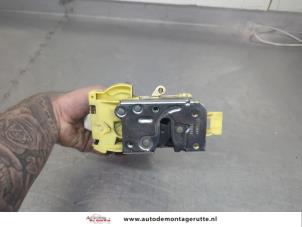 O204542 Gebruikte portierslot mechaniek 4deurs links-achter Ford Focus