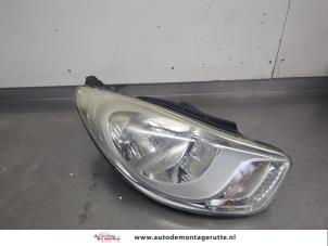 O204585 Gebruikte rechter koplamp Hyundai I10