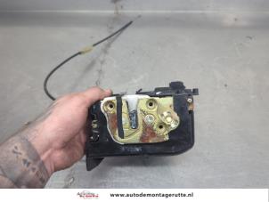 O204656 Gebruikte portierslot mechaniek 4deurs links-voor Mazda 2