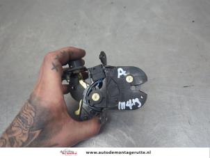 O204677 Gebruikte achterklep slotmechaniek Mercedes SLK