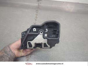 O204750 Gebruikte slotmechaniek portier 4deurs links-voor BMW X3