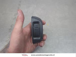 O204758 Gebruikte elektrisch raam schakelaar Peugeot 107