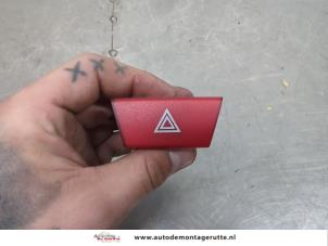 O204759 Gebruikte alarmlicht schakelaar Peugeot 107