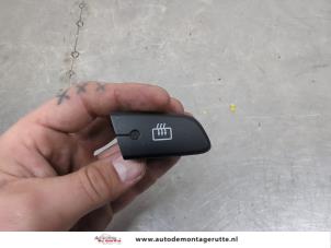 O204760 Gebruikte verwarmingsschakelaar achterruit Peugeot 107