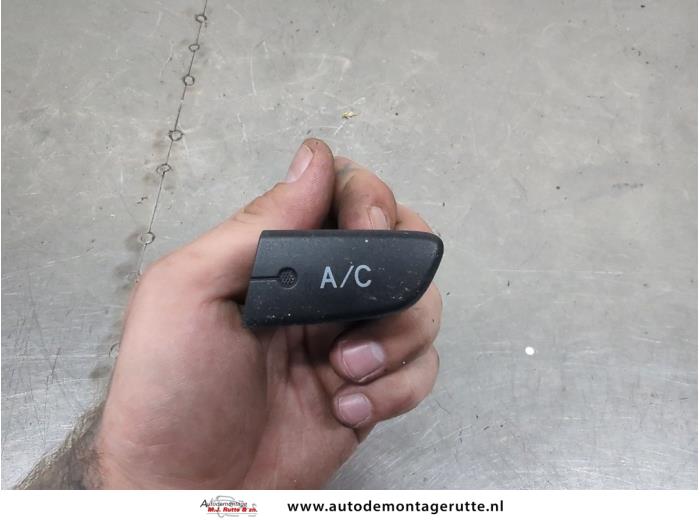Gebruikte Airco Schakelaar Peugeot 107 O204761