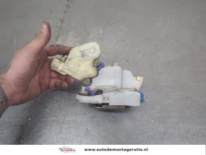 O204784 Gebruikte portierslot mechaniek 4deurs links-voor Nissan X-Trail
