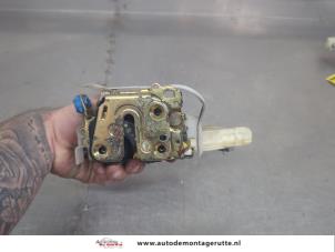 O204785 Gebruikte portierslot mechaniek 4deurs rechts-voor Nissan X-Trail