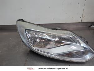 O204825 Gebruikte rechter koplamp Ford Focus