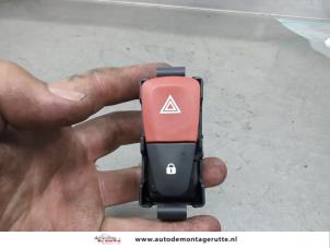 O204899 Gebruikte alarmlicht schakelaar Renault Megane