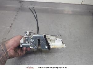 O204912 Gebruikte portierslot mechaniek 4deurs links-voor Opel Agila