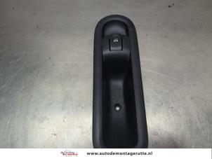 O205268 Gebruikte elektrisch raam schakelaar Renault Twingo