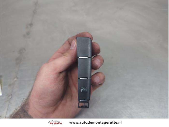 Gebruikte PDC Schakelaar Volkswagen Golf O205284