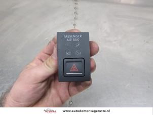O205288 Gebruikte gevarenlicht schakelaar Volkswagen Golf